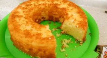 Bolo de Queijo com Calda de Frutas Vermelhas: A de Doçura e Cremosidade