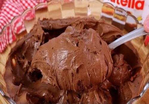 bolo de Nutella, receita de bolo, sobremesa de Nutella, bolo de Nutella simples, como fazer bolo de Nutella, bolo de Nutella fácil, bolo de Nutella com chocolate, Nutella na receita, bolo de Nutella cremoso, bolo de Nutella com morango, bolo de Nutella com avelã, Nutella no bolo, bolo de Nutella de frigideira, bolo de Nutella passo a passo, Nutella na sobremesa