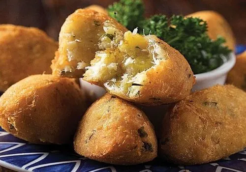 bolinho de bacalhau português, receita de bolinho de bacalhau, como fazer bolinho de bacalhau, bolinho de bacalhau simples, bolinho de bacalhau caseiro, bolinho de bacalhau frito, bolinho de bacalhau crocante, bolinho de bacalhau passo a passo, bolinho de bacalhau com massa macia, bolinho de bacalhau fácil, bolinho de bacalhau tradicional, bolinho de bacalhau português autêntico, bolinho de bacalhau com azeite de oliva, bolinho de bacalhau com tempero português, petisco português de bacalhau.
