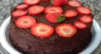 5 Passos para um Delicioso Bolo de Chocolate com Morangos