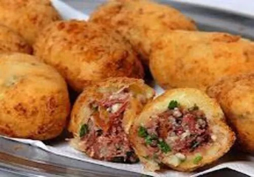 Bolinho de Carne Seca é um petisco típico da culinária nordestina, que leva carne seca desfiada, é uma delicia irresistível.