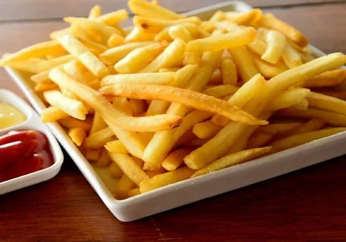 Foto batata frita crocante com ketchup