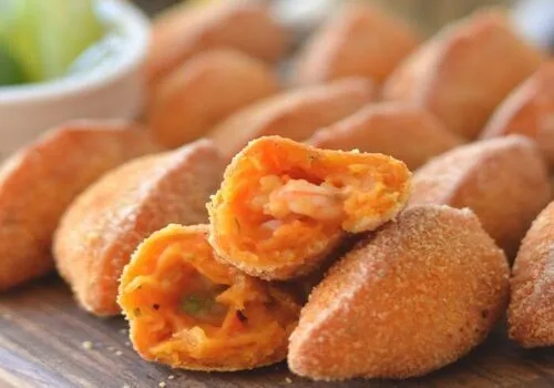 "Coxinha de camarão, receita de coxinha, petisco, frutos do mar, coxinha de camarão com catupiry, coxinha de camarão empanada, receita de petisco de camarão, aperitivo de camarão, receita de coxinha de frutos do mar, coxinha de camarão fácil, coxinha de camarão gourmet, coxinha de camarão crocante, coxinha de camarão caseira, coxinha de camarão cremosa, coxinha de camarão simples, camarão empanado."
