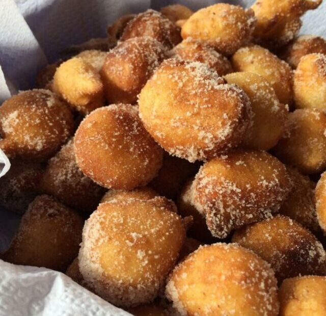 Receita de bolinho de chuva, Como fazer bolinho de chuva, Bolinho de chuva simples, Bolinho de chuva fofinho, Bolinho de chuva caseiro, Bolinho de chuva com açúcar, Bolinho de chuva com canela, Bolinho de chuva tradicional, Bolinho de chuva recheado, Bolinho de chuva crocante, Bolinho de chuva com banana, Bolinho de chuva com leite condensado, Bolinho de chuva vegano, Receita de bolinho de chuva fácil, Bolinho de chuva para crianças.