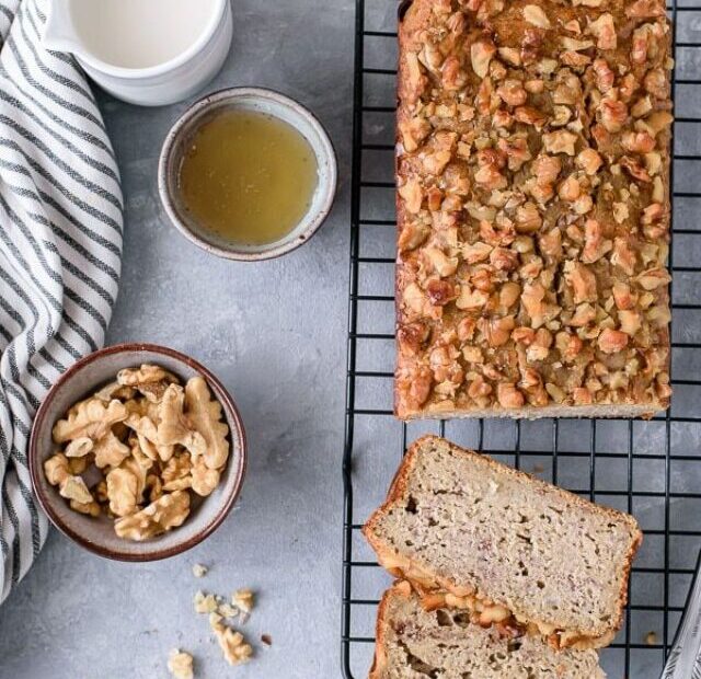 Bolo de banana, Receita de bolo de banana, Bolo de banana simples, Bolo de banana caseiro, Bolo de banana com nozes, Bolo de banana fácil, Receita de bolo de banana com nozes, Bolo de banana saudável, Bolo de banana de liquidificador, Bolo de banana gostoso, Bolo de banana rápido, Bolo de banana com canela, Bolo de banana com nozes crocantes, Como fazer bolo de banana, Bolo de banana delicioso.