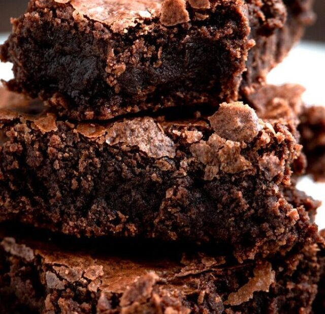 Receita de brownie de chocolate com nozes, Como fazer brownie fudgy em casa, Brownie de cacau saudável para crianças, Brownie de Nutella passo a passo, Brownie de beterraba: uma opção saudável, Brownie de forno sem farinha, Receita de brownie de Nescau fácil, Brownie sem glúten para intolerantes, Brownie vegano: opção sem produtos de origem animal, Brownie de café: combinação perfeita com espresso