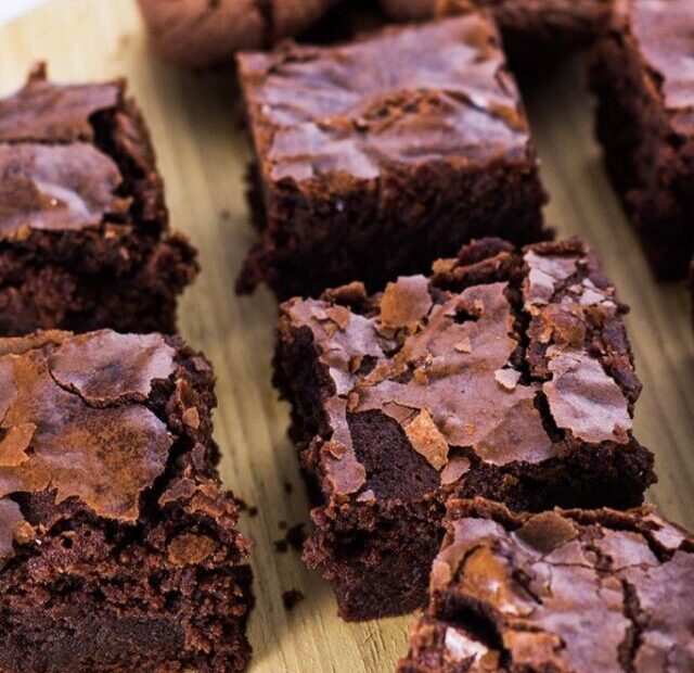 Receita de brownie de chocolate com nozes, Como fazer brownie fudgy em casa, Brownie de cacau saudável para crianças, Brownie de Nutella passo a passo, Brownie de beterraba: uma opção saudável, Brownie de forno sem farinha, Receita de brownie de Nescau fácil, Brownie sem glúten para intolerantes, Brownie vegano: opção sem produtos de origem animal, Brownie de café: combinação perfeita com espresso