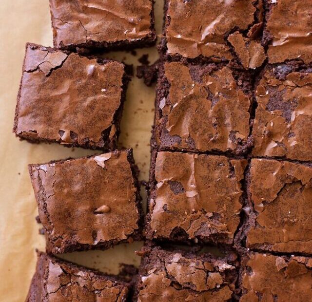 Receita de brownie de chocolate com nozes, Como fazer brownie fudgy em casa, Brownie de cacau saudável para crianças, Brownie de Nutella passo a passo, Brownie de beterraba: uma opção saudável, Brownie de forno sem farinha, Receita de brownie de Nescau fácil, Brownie sem glúten para intolerantes, Brownie vegano: opção sem produtos de origem animal, Brownie de café: combinação perfeita com espresso