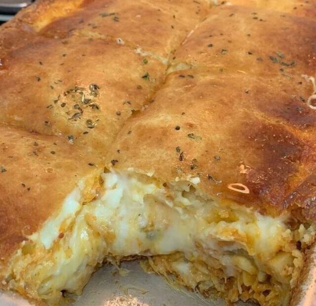 Receita de torta de frango com requeijão, Como fazer torta de frango cremosa, Torta de frango fácil para o jantar, Torta de frango caseira com requeijão, Passo a passo de torta de frango e requeijão, Torta de frango com massa de liquidificador, Receita tradicional de torta de frango, Torta de frango com recheio de requeijão cremoso, Deliciosa torta de frango caseira, Torta de frango para toda a família, Torta de frango com requeijão simples, Receita de torta de frango com toque especial, Torta de frango com requeijão e milho, Torta de frango com massa crocante, Receita de torta de frango incrivelmente saborosa.