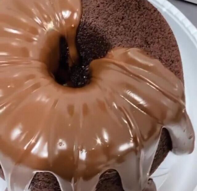 Bolo de Nutella, receita de bolo de Nutella, bolo de Nutella simples, como fazer bolo de Nutella, bolo de Nutella caseiro, receita fácil de bolo de Nutella, Nutella para bolos, recheio de Nutella, cobertura de Nutella, bolo de chocolate com Nutella, sobremesa de Nutella, bolo de Nutella cremoso, Nutella e avelã, passo a passo bolo de Nutella, Nutella no bolo.