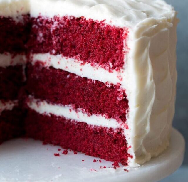 Bolo Red Velvet, Receita de Red Velvet, Como fazer Red Velvet, Bolo Red Velvet simples, Receita Red Velvet fácil, Red Velvet com cream cheese, Sobremesa Red Velvet, Delícia Red Velvet, Bolo Red Velvet caseiro, Passo a passo Red Velvet, Receita tradicional Red Velvet, Bolo Red Velvet de veludo, Red Velvet com chocolate, Cobertura de cream cheese, Bolo vermelho aveludado.