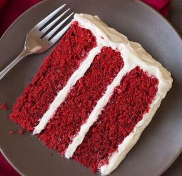 Bolo Red Velvet, receita de bolo, bolo de veludo vermelho, sobremesa, culinária, bolo clássico, cream cheese frosting, doce vermelho, festa, bolo de camadas, bolo de aniversário, chocolate, cacau, receita tradicional, confeitaria