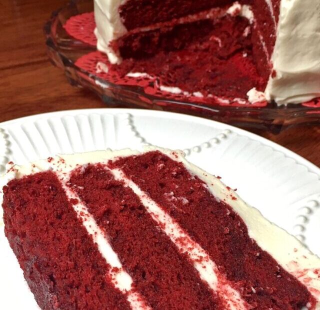 Bolo Red Velvet, Receita de Red Velvet, Como fazer Red Velvet, Bolo Red Velvet simples, Receita Red Velvet fácil, Red Velvet com cream cheese, Sobremesa Red Velvet, Delícia Red Velvet, Bolo Red Velvet caseiro, Passo a passo Red Velvet, Receita tradicional Red Velvet, Bolo Red Velvet de veludo, Red Velvet com chocolate, Cobertura de cream cheese, Bolo vermelho aveludado.