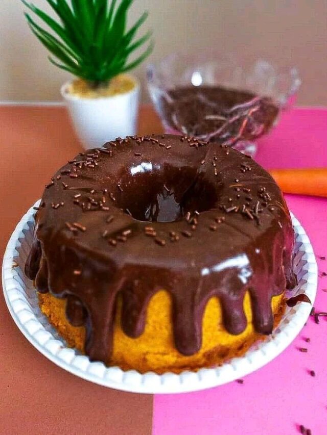 Bolo de Cenoura tradicional com Cobertura de Chocolate Delicioso