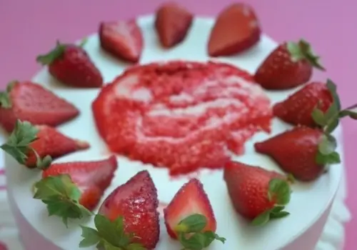 Bolo de morango com chocolate branco, chocolate branco, receita de bolo, sobremesa, doce, confeitaria, morango, bolo fácil, festa
